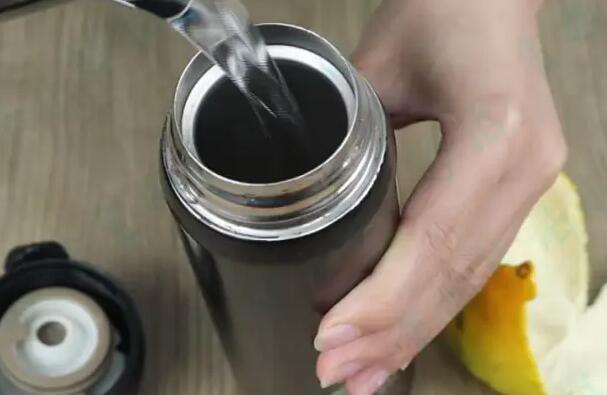 保溫杯使用一段時間后去除異味的方法